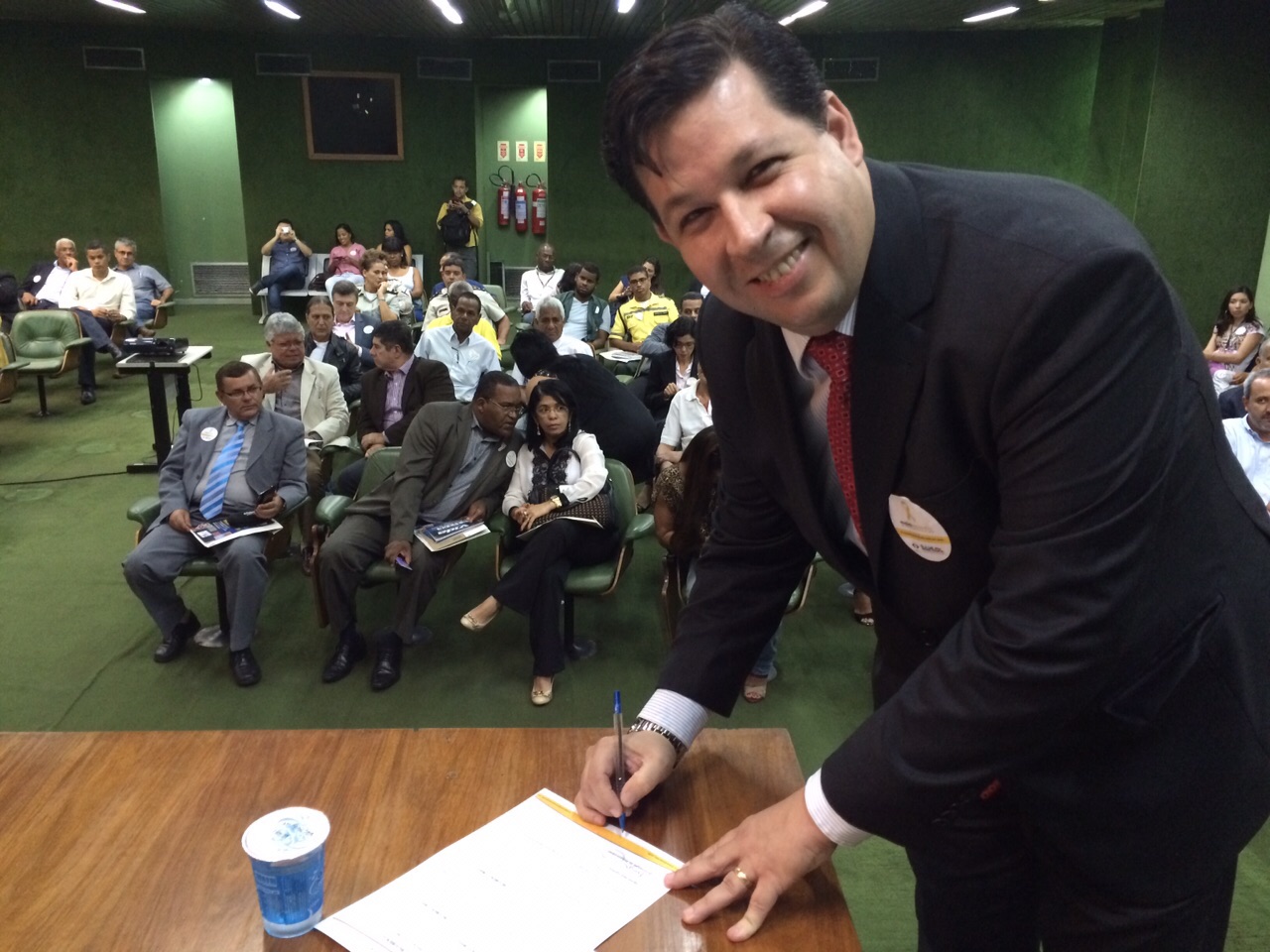 O vice-presidente do SindSeg Paul Canarin assina o compromisso pelo Maio Amarelo. Foto: SindSeg BA/SE/TO.