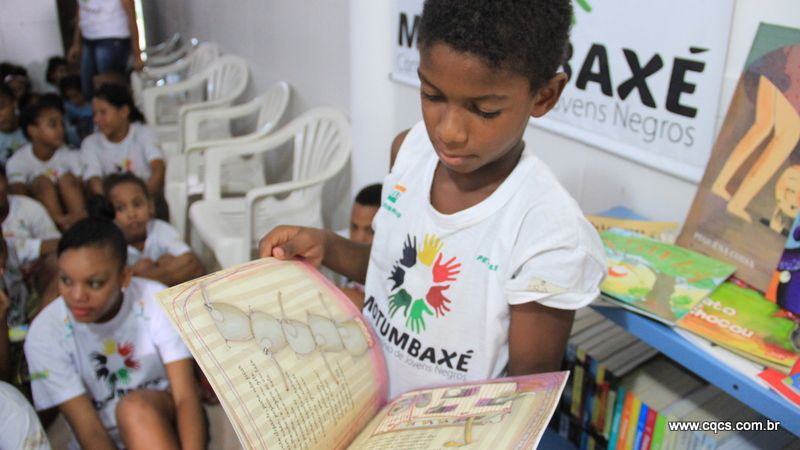 SindSeg prestigia entrega de biblioteca pela Escola Nacional de Seguros a ONG de Salvador