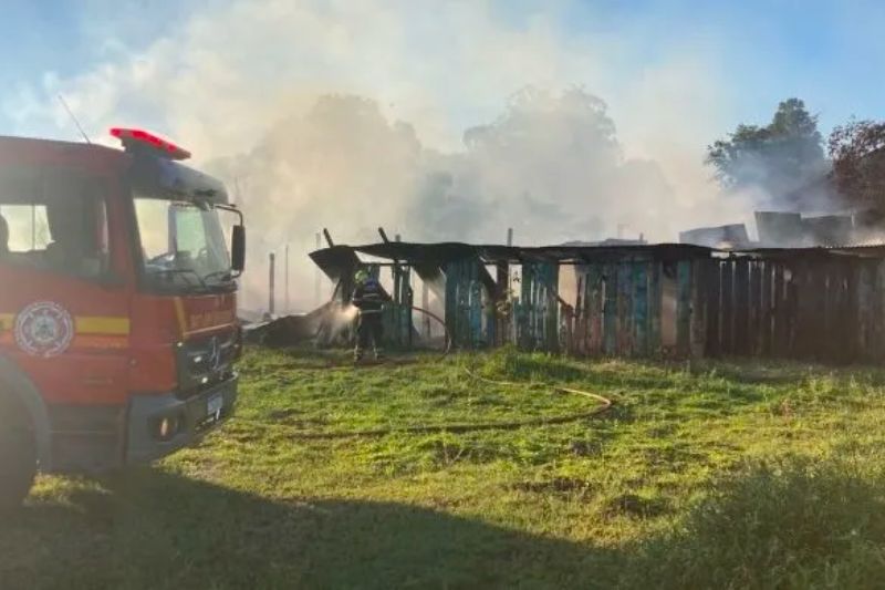 Incêndio em galpão alerta para necessidade de seguro e especialista orienta Corretores