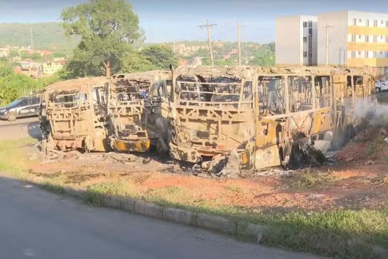 Frota de ônibus sem seguro pega fogo, mas a principal causa exclui chance de possíveis coberturas