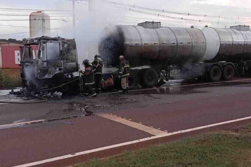 Sem seguro, condutor de carreta bitrem incendiada em Dourados tem prejuízo de R$ 250 mil