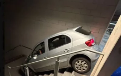 Seguro cobre carro que errou saída e caiu em escada de estádio de futebol? Entenda o caso