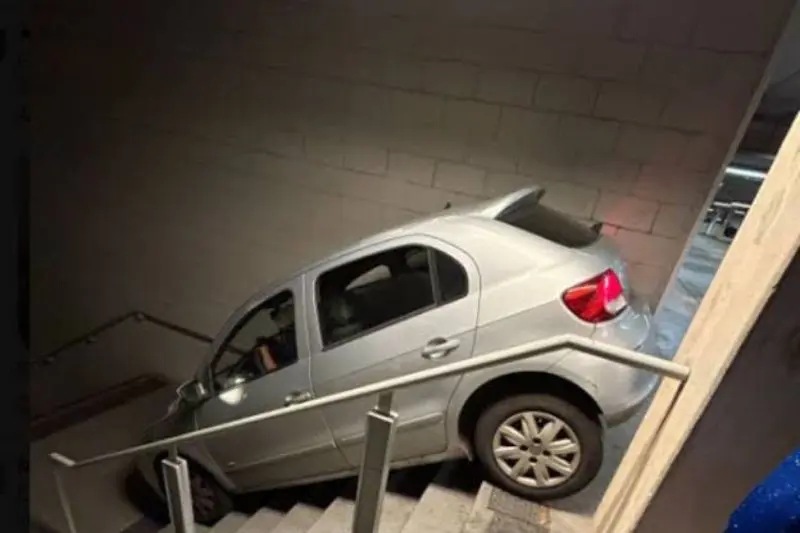 Seguro cobre carro que errou saída e caiu em escada de estádio de futebol? Entenda o caso