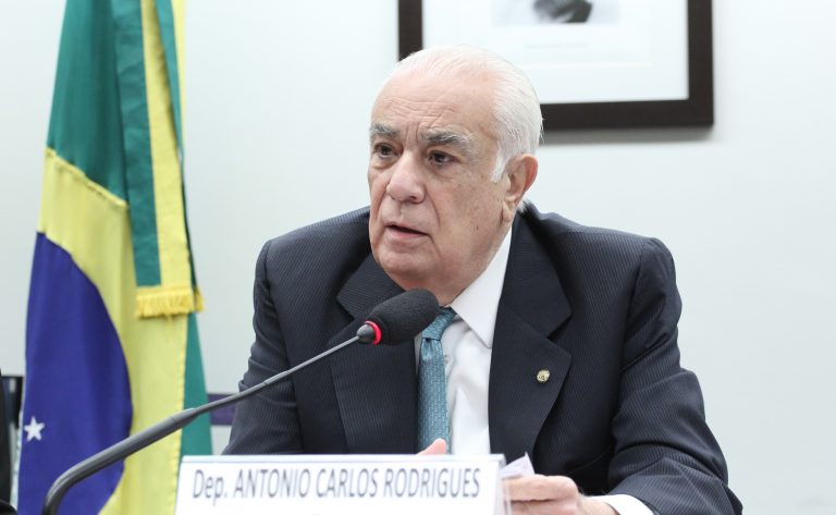 Projeto de Lei obriga aplicativos de transporte a pagar seguro