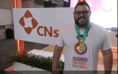 Atleta Darlan Romani destaca a importância dos seguros em stand da CNseg no 23º Congresso dos Corretores